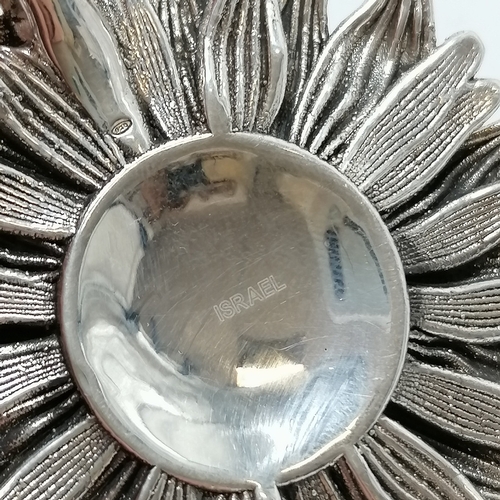 727 - Sterling silver sunflower pendant - 6cm diameter & 26g.