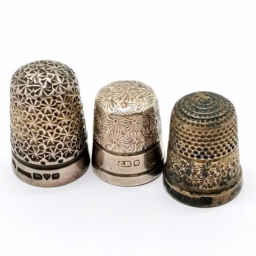 749 - 6 x silver thimbles inc 2 x Chester t/w 2 x white metal inc Charles Horner Little Dorcas ~ total wei... 