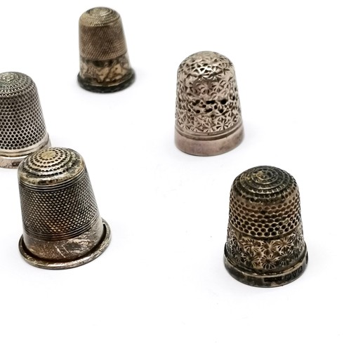 749 - 6 x silver thimbles inc 2 x Chester t/w 2 x white metal inc Charles Horner Little Dorcas ~ total wei... 