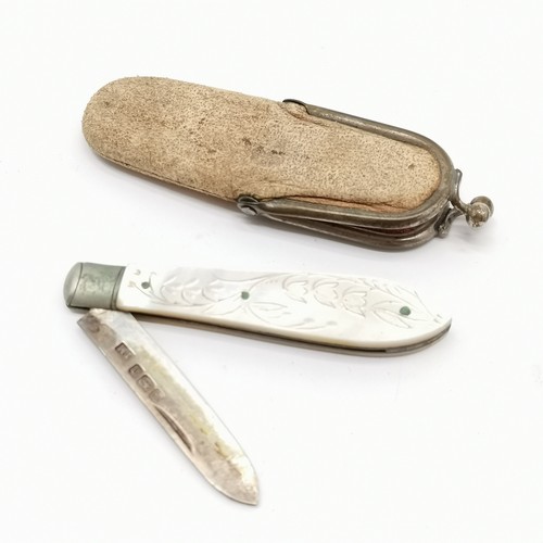 752 - 2 x silver fruit knives with mother of pearl handles (1 with sheath), silver model of a banjo (6.6cm... 