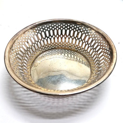 773 - Qty of silver comprising Chester bonbon dish (11.5cm diameter), trophy lid - weight (2) 154g t/w sil... 