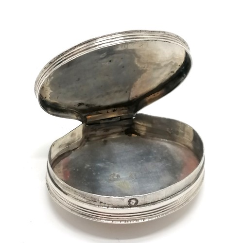 774 - Netherlands 833 silver hinge lidded snuff box with engraved detail - 5.2cm across & 24g