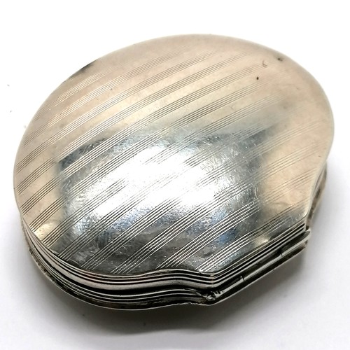 774 - Netherlands 833 silver hinge lidded snuff box with engraved detail - 5.2cm across & 24g