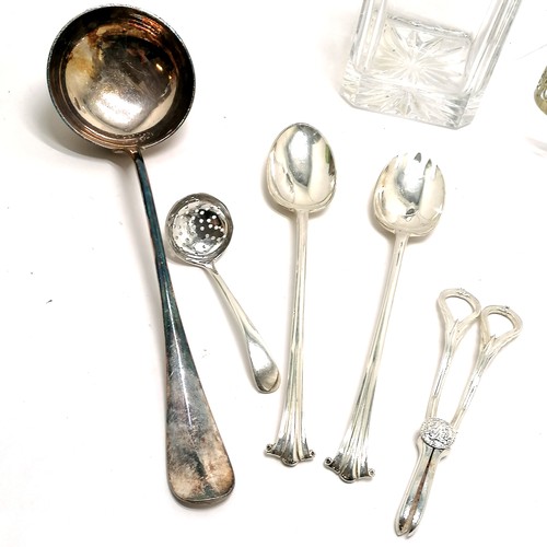 791 - Qty of silver plated wares inc long tongs with coin bowls (23cm), Walker & Hall salad servers, lead ... 