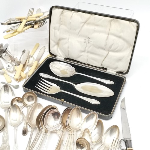 800 - Qty of loose silver plated cutlery inc kings pattern, beaded edge etc t/w cased serving set (losses ... 