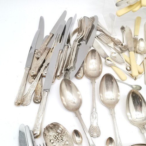 800 - Qty of loose silver plated cutlery inc kings pattern, beaded edge etc t/w cased serving set (losses ... 