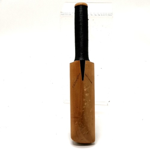 141 - Novelty clothes brush in the form of a cricket bat by G B Kent & Sons Regd # ?51667 - 24cm. Has dent... 