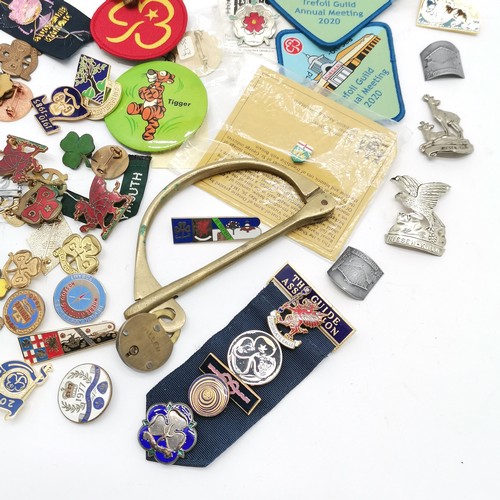 244 - Qty of badges inc mostly Girl Guides, 1977 silver jubilee etc