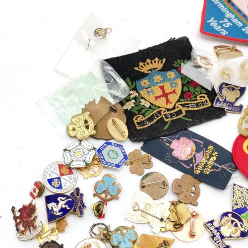 244 - Qty of badges inc mostly Girl Guides, 1977 silver jubilee etc