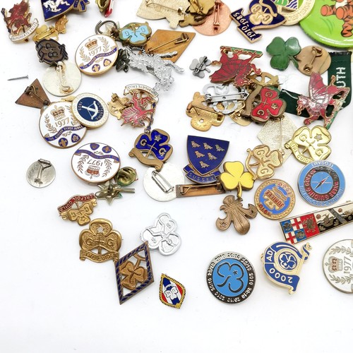 244 - Qty of badges inc mostly Girl Guides, 1977 silver jubilee etc