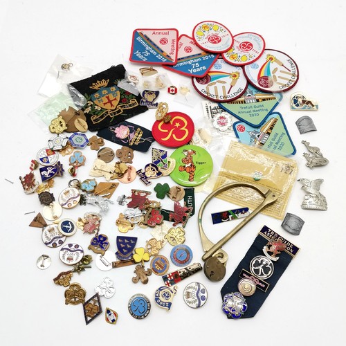 244 - Qty of badges inc mostly Girl Guides, 1977 silver jubilee etc