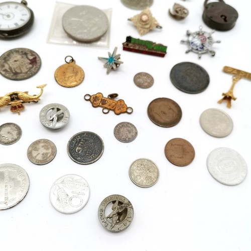 256 - Lot of oddments inc some silver coins, 1817 George III 1/-, RAF enamel squadron badges, vintage airc... 