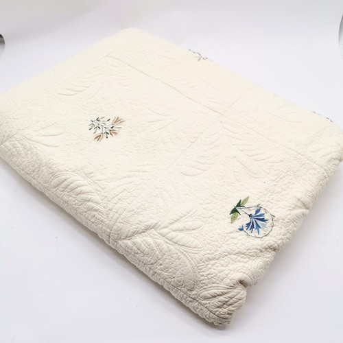 263 - King size cream quilt with stitched floral detail - in good used condition