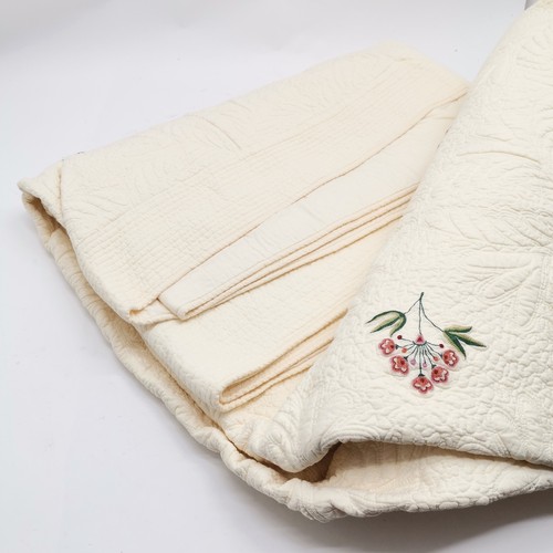 263 - King size cream quilt with stitched floral detail - in good used condition