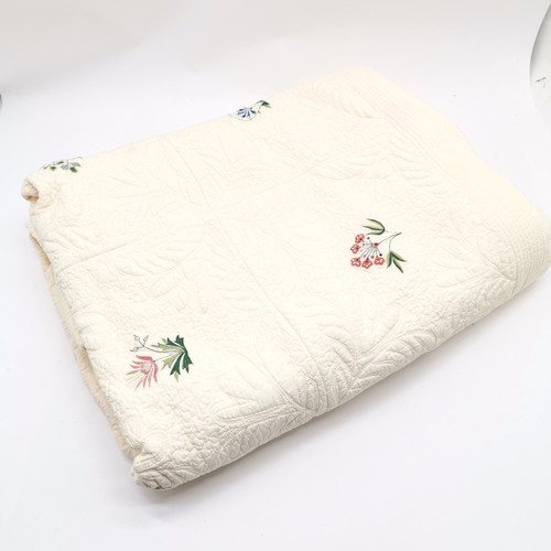 263 - King size cream quilt with stitched floral detail - in good used condition