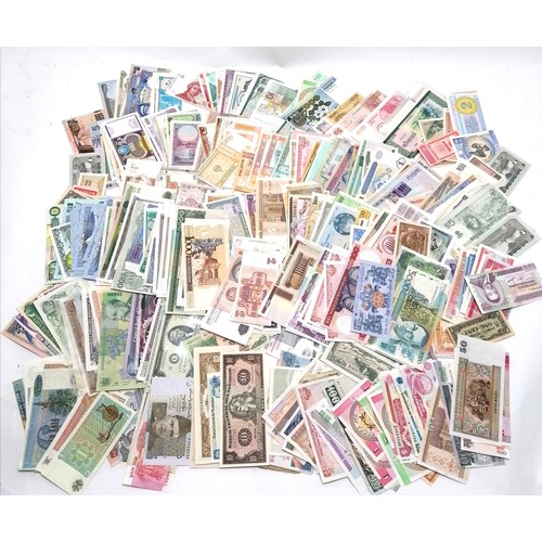 284 - Qty (500+) of world banknotes mostly UNC condition