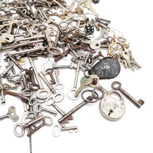 Qty of antique & vintage keys in a tin