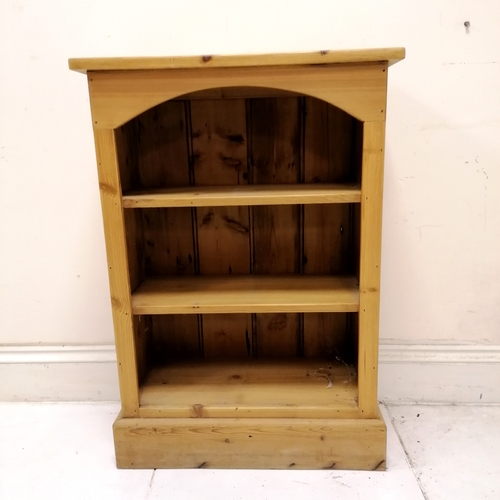 212 - Modern pine shelf unit with arched top detail - 66cm x 31cm x 93cm