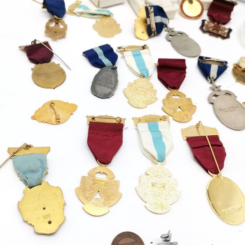 224 - Qty of masonic medallions etc in a Masonic brown leather case - 45cm x 20cm x 7.5cm