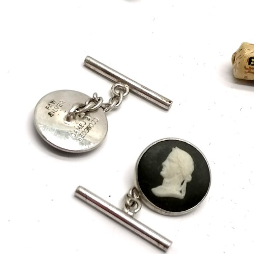 524 - 2 x pairs of silver Wedgwood cufflinks - largest 2cm (1 has cracked panel) ~ total weight 12.9g t/w ... 