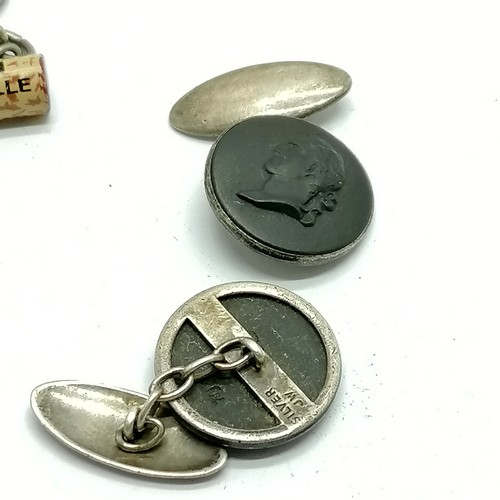 524 - 2 x pairs of silver Wedgwood cufflinks - largest 2cm (1 has cracked panel) ~ total weight 12.9g t/w ... 