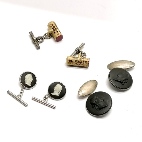 524 - 2 x pairs of silver Wedgwood cufflinks - largest 2cm (1 has cracked panel) ~ total weight 12.9g t/w ... 