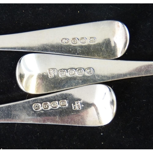 312 - A Harlequin Set of 6 George III Silver Bright Cut Tablespoons, London 4 x 1817, 2 x 1809, 9.5oz  