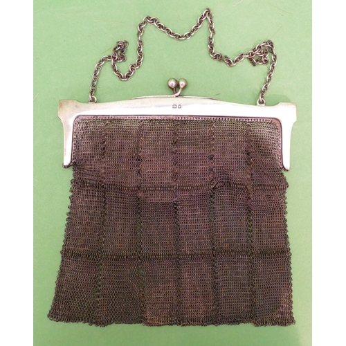 239 - A George V Silver Ladies Mesh Evening Purse with chain, having inner silk interior, London 1921, mak... 