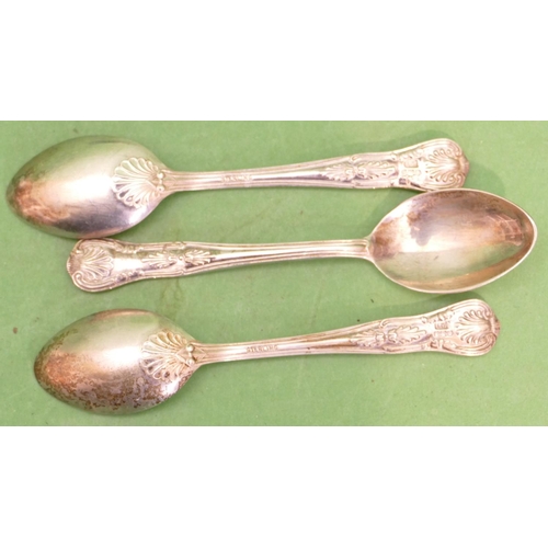 338 - A Set of 6 Sheffield Sterling Silver Kings Pattern teaspoons in fitted case, 3.4oz.