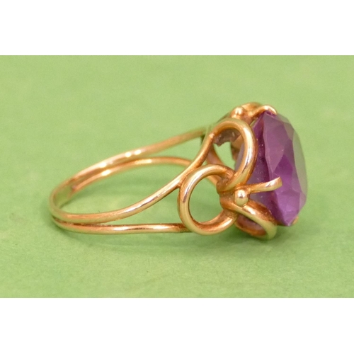 430 - A Continental Gold Ladies Alexandrite Ring having open shoulders, size P/Q.