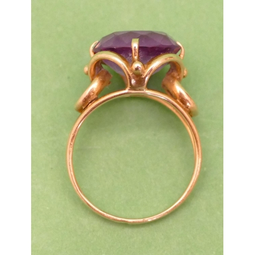 430 - A Continental Gold Ladies Alexandrite Ring having open shoulders, size P/Q.