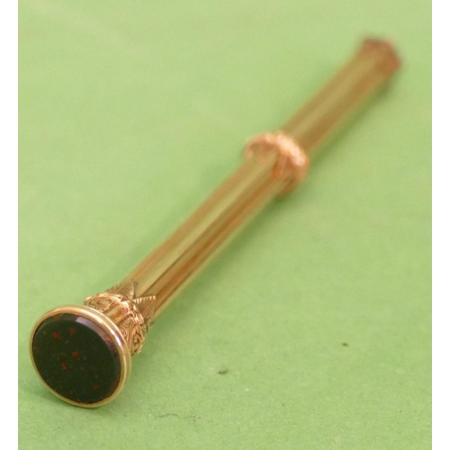 447 - A Gold Circular Fluted Slide Action propelling Pencil having blood stone end, 8.7cm long closed, 11.... 