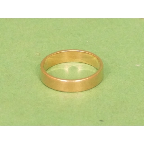 521 - An 18ct Gold Wedding Ring, size L/M, 3.6g.