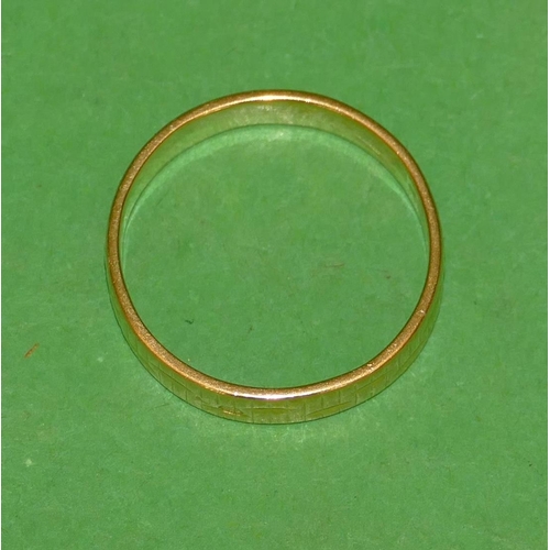 522 - A Gold Ladies Wedding Ring having chased decoration, size Q/R, 3.6g.