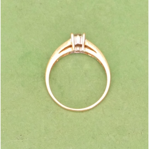 571 - An 18ct Gold Ladies Solitaire Diamond Ring, flanked by 8 small graduated diamonds, size M.