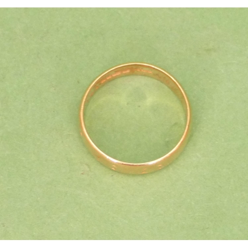 581 - A 22ct Gold Wedding Ring having cut decoration, size P/Q, 5.6g.