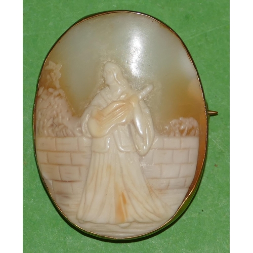 541 - An Oval Cameo Brooch in form of a lady standing next to a wall playing a musical instrument, 4cm hig... 