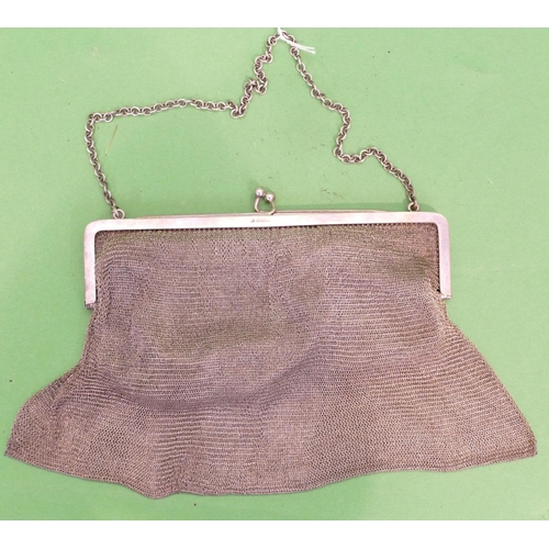 407 - A 925 Silver Mesh Ladies Evening Bag with chain having hinge top enclosing leather bag interior, 19c... 