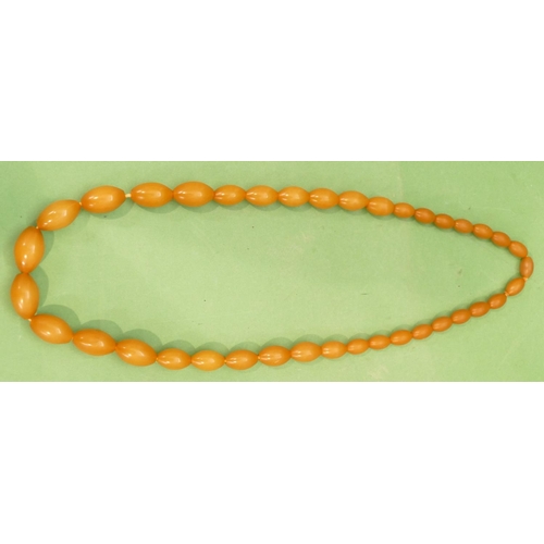 421 - An Amber Style Graduated Bead Necklace.