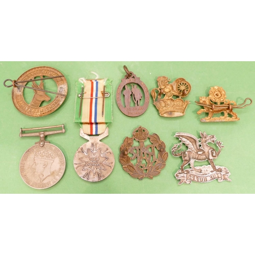 425 - 5 x Various Military Cap Badges and 3 various medals (8).