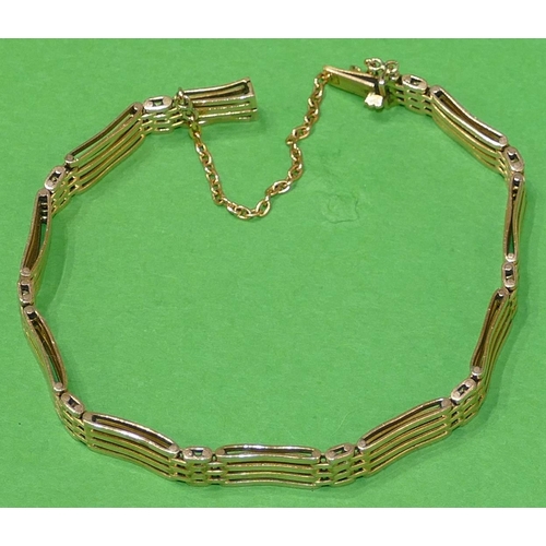 446 - A 9ct Gold Gate Bracelet, 12.7g.