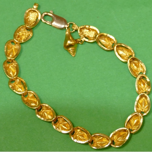 469 - A 22ct Gold Bracelet having later 9ct gold clasp, 8g gross.