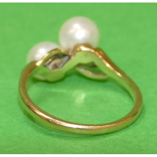 471 - A 9ct Gold Ladies Double Pearl Twist Ring, size M/N.