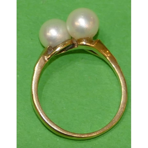 471 - A 9ct Gold Ladies Double Pearl Twist Ring, size M/N.