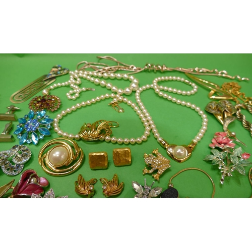 499 - 6 x Various Costume Rings and a quantity of various other costume jewellery etc.