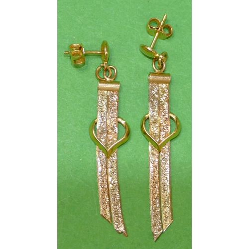 544 - A Pair of 18ct 3 Coloured Gold Drop Tassel Earrings, 4.5g.