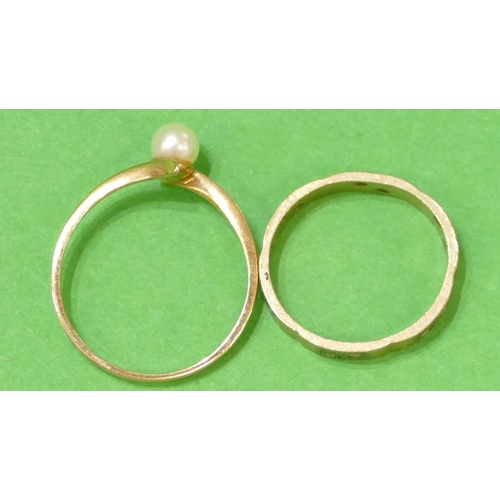 562 - A 9ct Gold Ladies Ring set with single pearl, size P/Q, also a 9ct gold wedding ring, size L/M, 3.3g... 