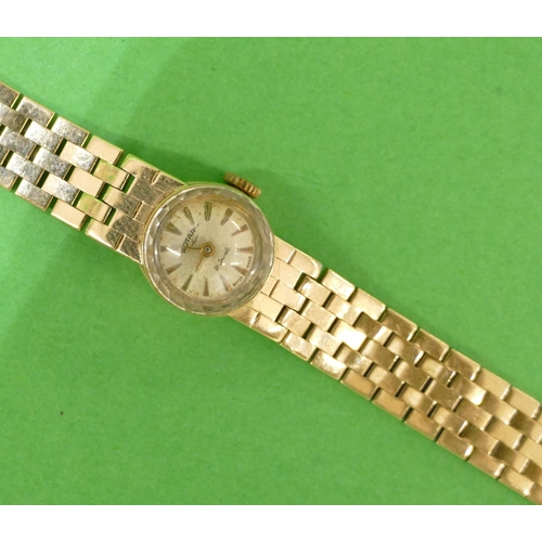 585 - A 9ct Gold Ladies Circular Rotary Wristwatch having matching gate bracelet, weighable gold 20.2g gro... 