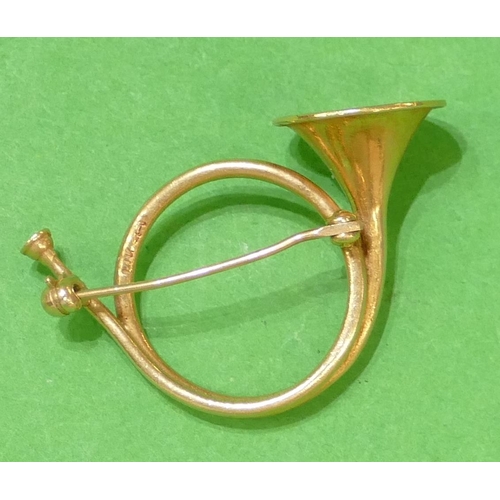 586 - A 14ct Gold Brooch in form of a hunting horn, 3.4cm wide, 4.6g.