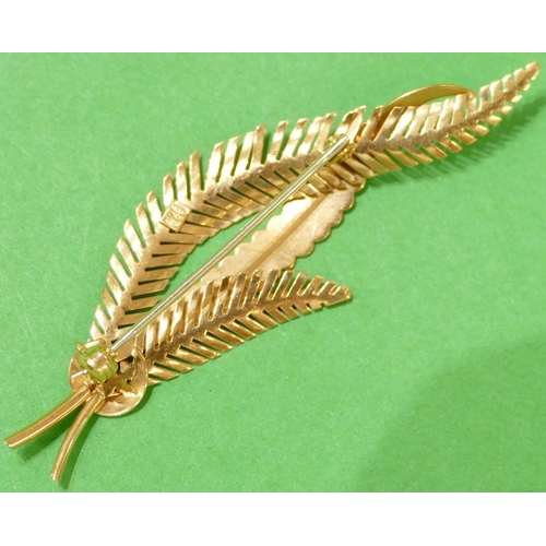 595 - An 18ct Gold Brooch in form of leaves, 6.5cm long, 4.9g.